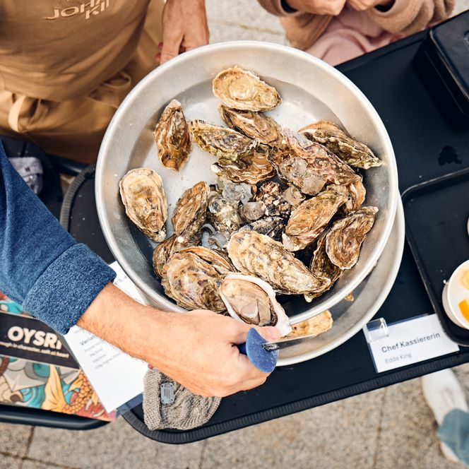Ein üppig mit Austern befüllter Teller