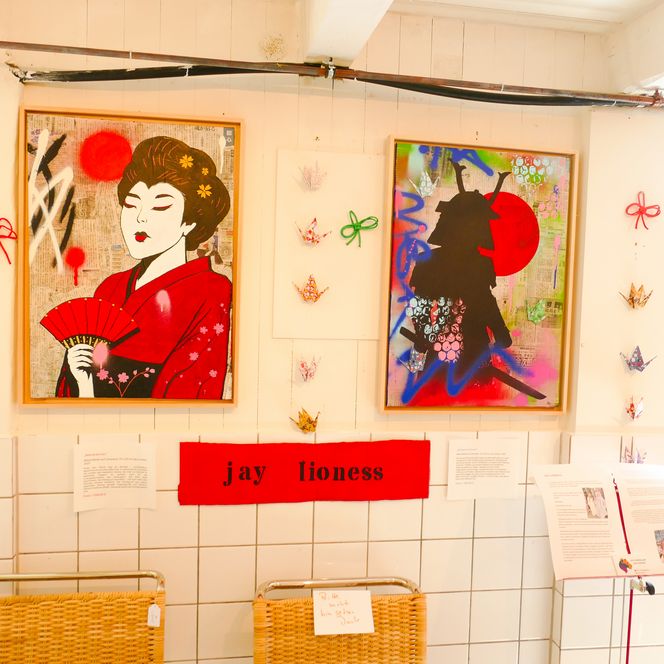 Zwei farbige Bilder im japanischen Stil mit Origami-Kranichen
