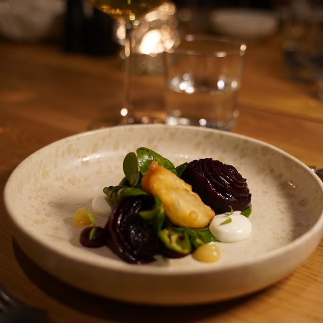 Teller mit Roter Bete, Salat und gebackenem Käse im Restaurant.