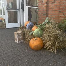 Herbstliche Dekoration vor dem Eingang des Musaem Hüs zum Herbstmarkt. 