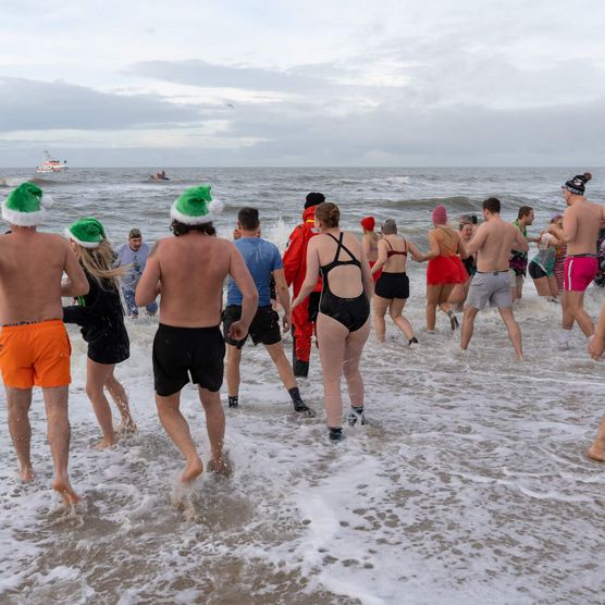 Teilnehmer beim Neujahrsbaden in der Nordsee