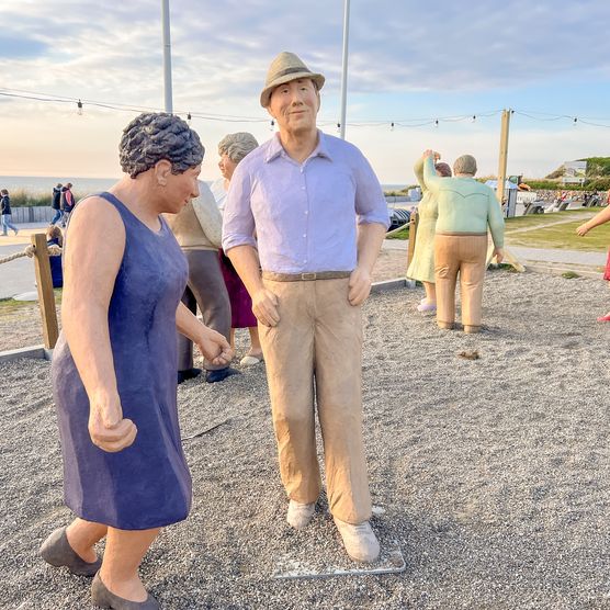 Zwei Alltagsmenschen gut gelaunt auf der Tanzfläche auf der Wenningstedter Promenade