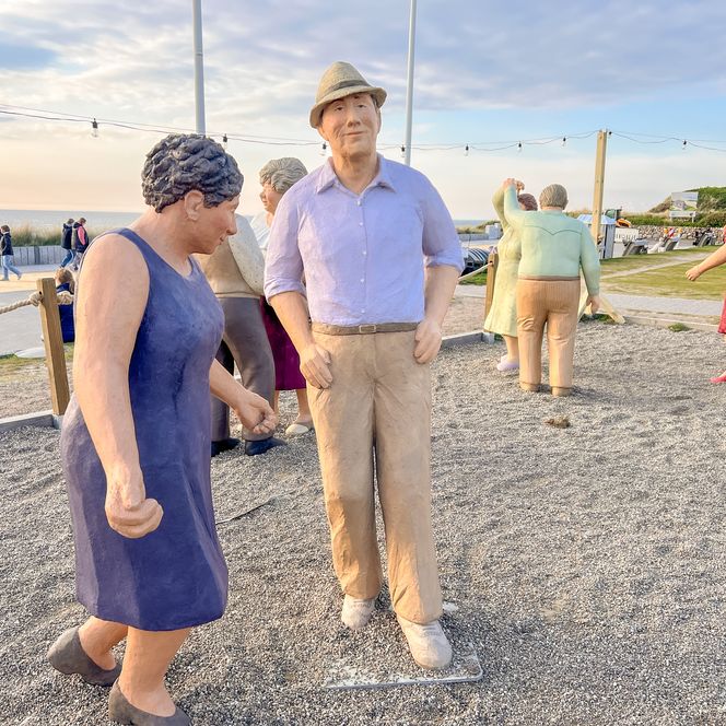 Zwei Alltagsmenschen gut gelaunt auf der Tanzfläche auf der Wenningstedter Promenade
