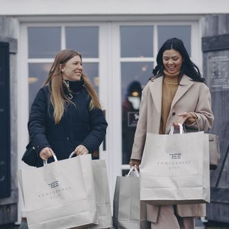 Shoppingfreude auf Sylt – stilvoll unterwegs im Kontorhaus Zwei Frauen mit Einkaufstaschen vor dem Kontorhaus Sylt