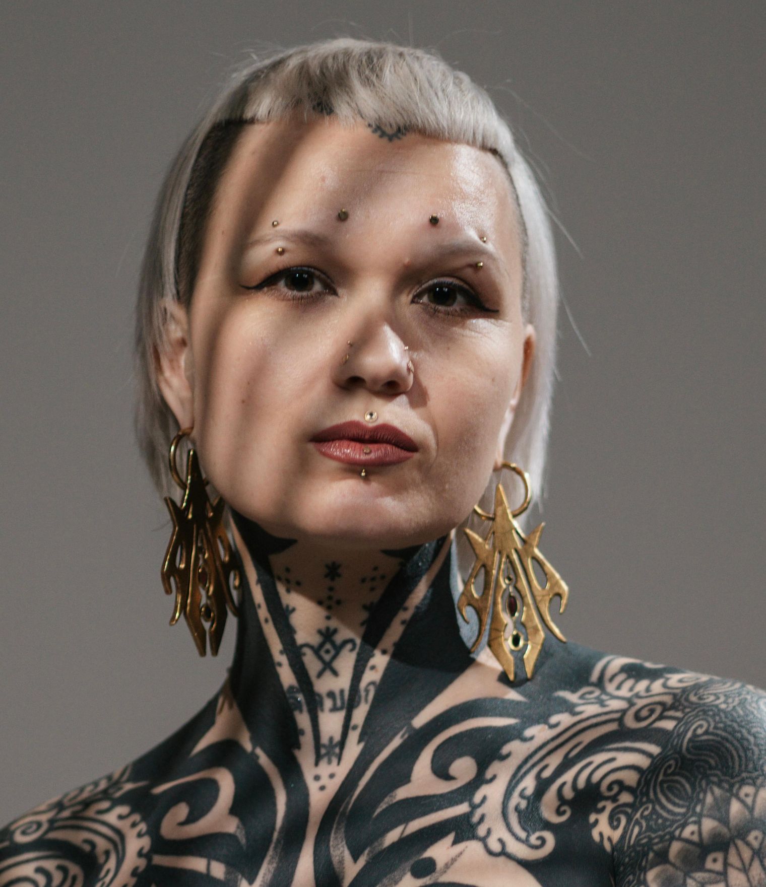 Portrait einer tätowierten Frau