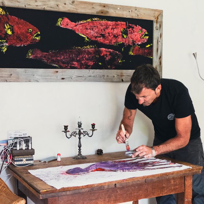 Ein Künstler kreiert ein Kunstwerk