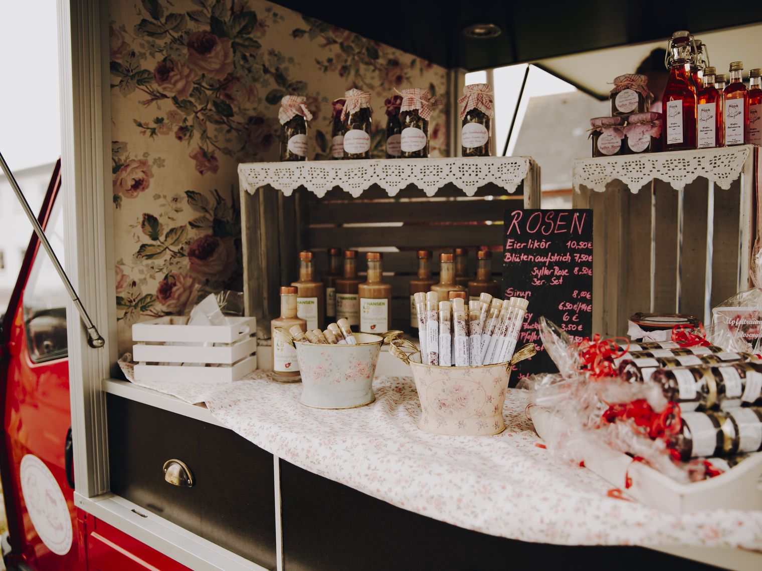 Stand von Sylt-Mari im Rosenglück auf dem Wochenmarkt in Westerland