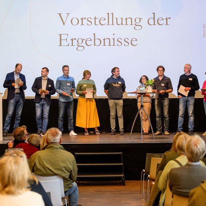 Teilnehmende präsentieren auf der Bühne