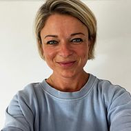 Porträt von Lisa Apel vor weißem Hintergrund