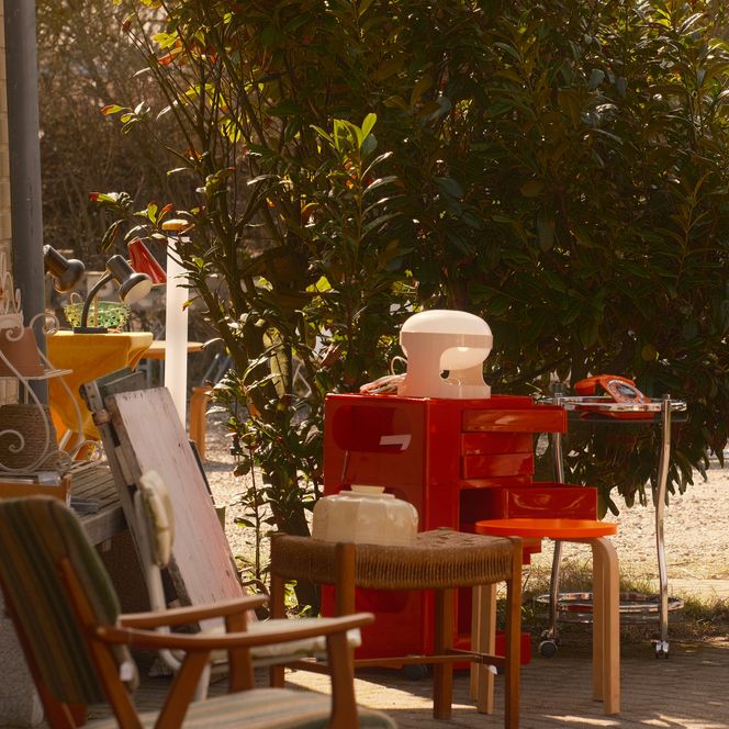 Vintage-Möbel und Wohnaccessoires auf einem Flohmarkt in Braderup.