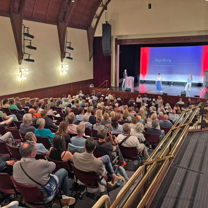 Gefüllter Saal bei der Übergabeveranstaltugn
