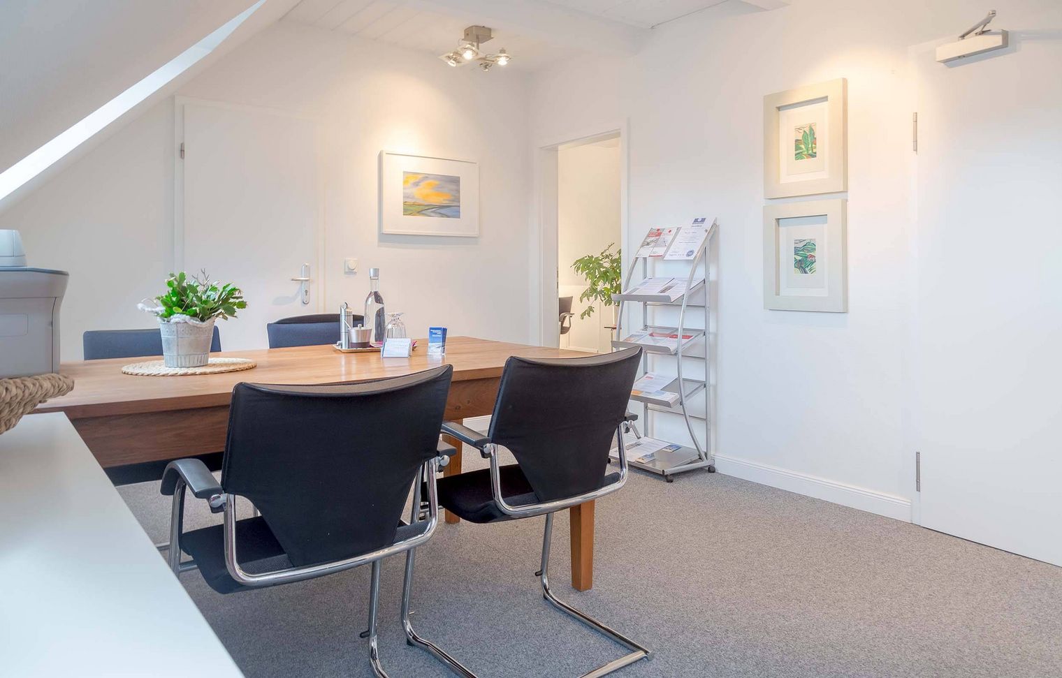 Ein gemütlicher Besprechungsraum mit hellem Ambiente und moderner Einrichtung im Coaching Zentrum in Westerland. 
