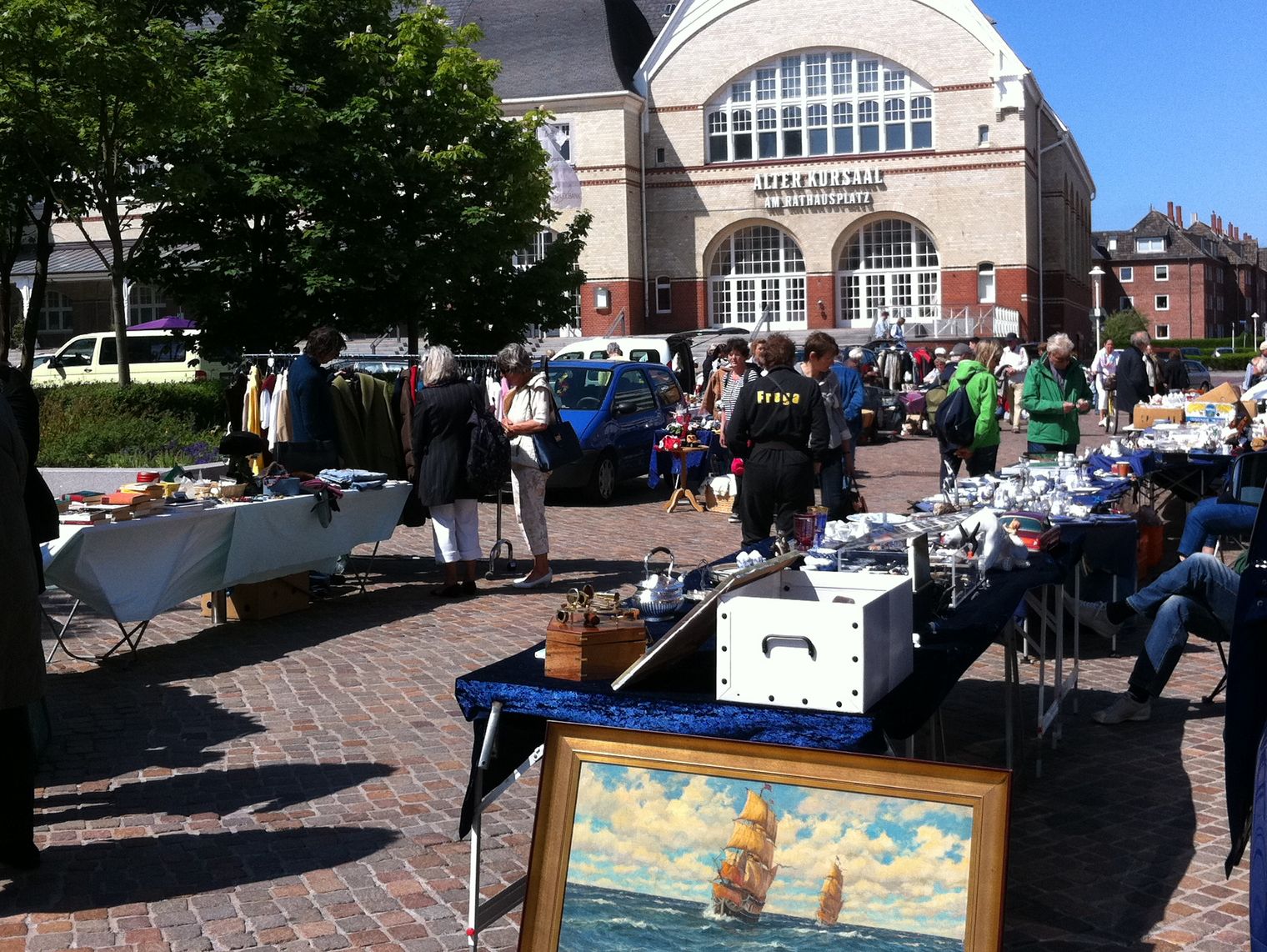 Flohmarkt in Westerland an einem sonnigen Tag