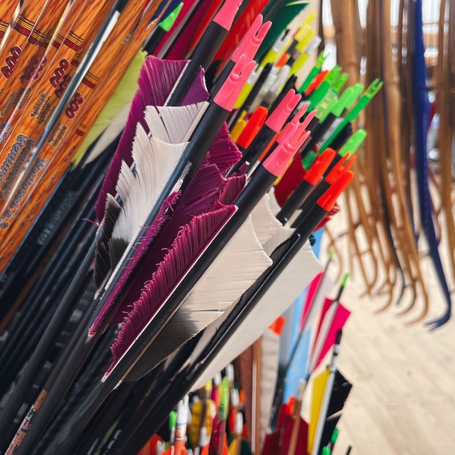 Bunte Pfeile mit Nocken und hängende Bögen