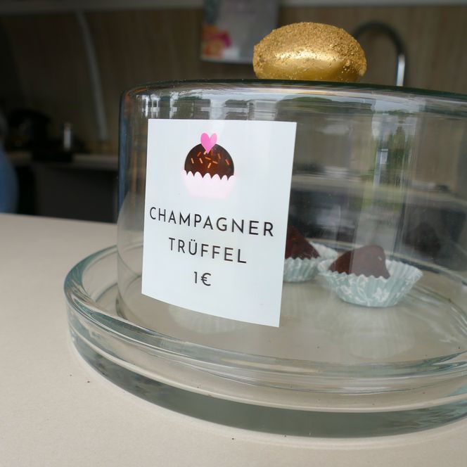 Champagner-Trüffel unter Glashaube auf Theke