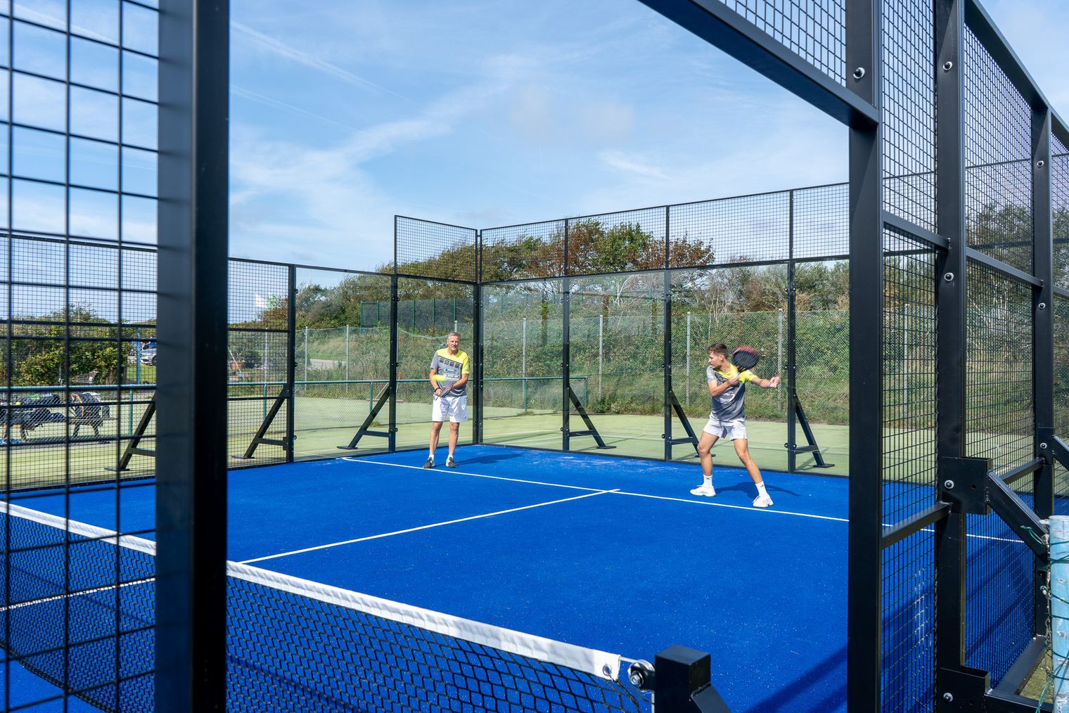 Padel Tennis im Außenbereich der Sylt4Fun Halle
