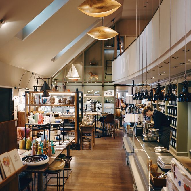 Stilvolles Shopping und Kaffeegenuss im Kontorhaus Sylt Modern eingerichtetes Geschäft mit Café im Kontorhaus Sylt.