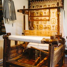 Traditioneller Webstuhl und handgefertigte Kleidung im Sylt Museum.