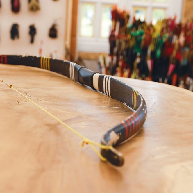 Bemalter Bogen auf Tisch mit Pfeilen im Hintergrund