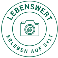 Grünes Logo mit Kamera und Blatt, Text: Lebenswert – Erleben auf Sylt