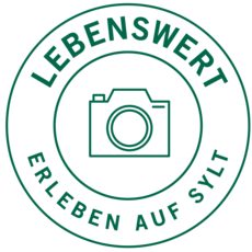 Grünes Logo mit Kamera, Text: Lebenswert – Erleben auf Sylt