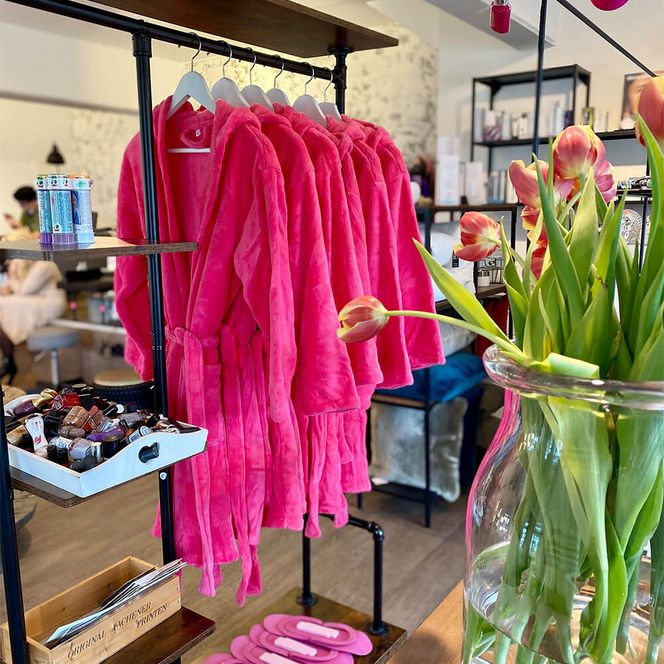 Pinkfarbene Bademäntel und Slipper im Beautysalon