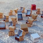 Strandkörbe stehen im Sand