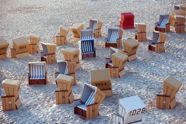 Strandkörbe stehen im Sand
