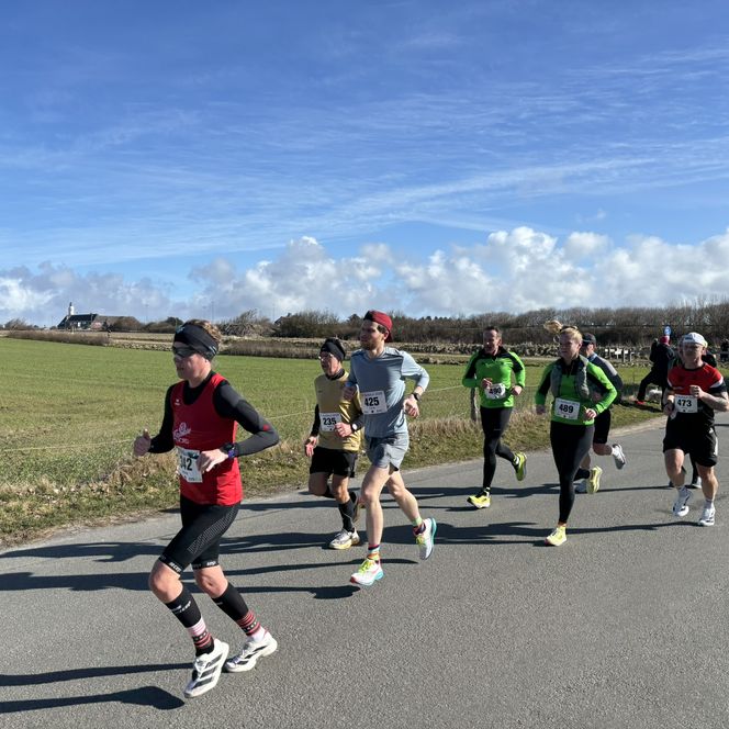 Gruppe von Läufern und Läuferinnen auf einem Teilstück des Syltlaufs