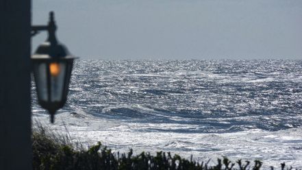 Laterne vor unruhiger Nordsee