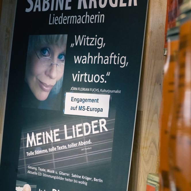 Plakat kündigt Liederabend mit Sabine Krüger im Teehaus an.