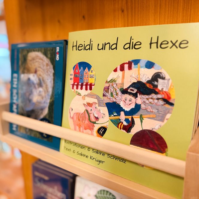 Kinderbuch „Heidi und die Hexe“ im Regal