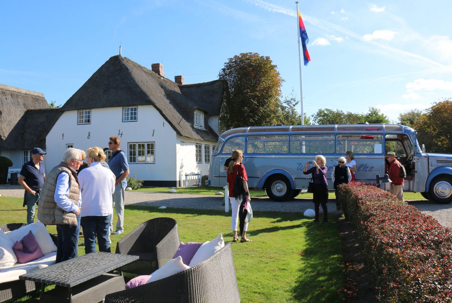 Oldtimer-Bus vor reetgedecktem Benen-Diken-Hof in Keitum
