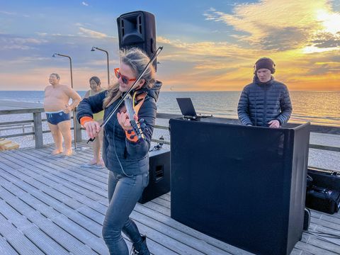 DJ und Saxophonistin am Strand von Wenningstedt