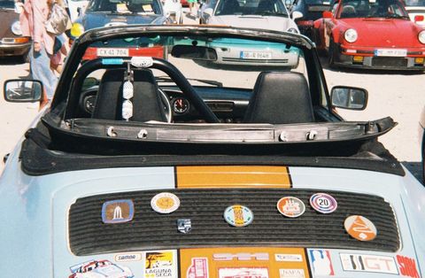 Incontro Porsche con molte persone all'evento sulla spiaggia di Sylt