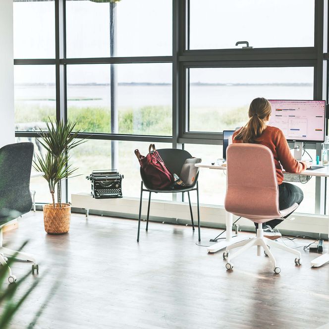 Arbeitsplatz mit Ausblick im Project Bay Sylt Arbeiten im Project Bay Sylt mit Blick auf das Rantumbecken.