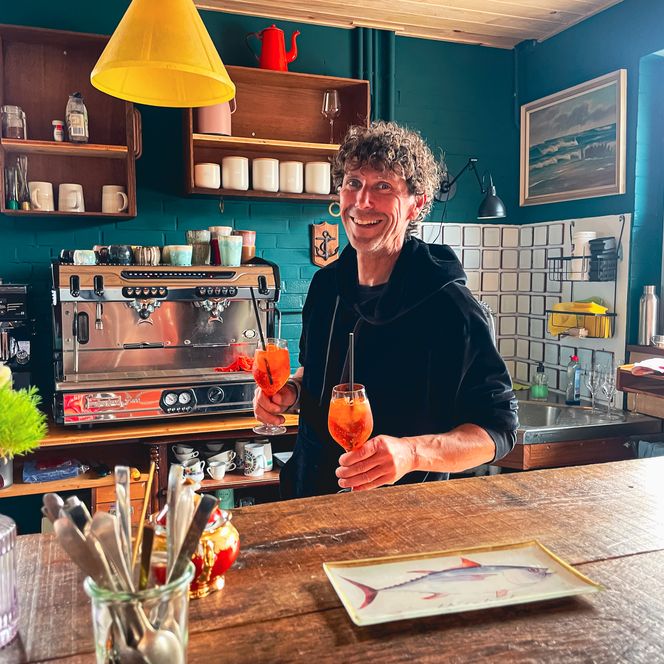 Barkeeper mit zwei Drinks vor Espressomaschine im Surfhouse. 