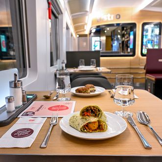 Snack auf dem Tisch im Bordrestaurant des ICE L