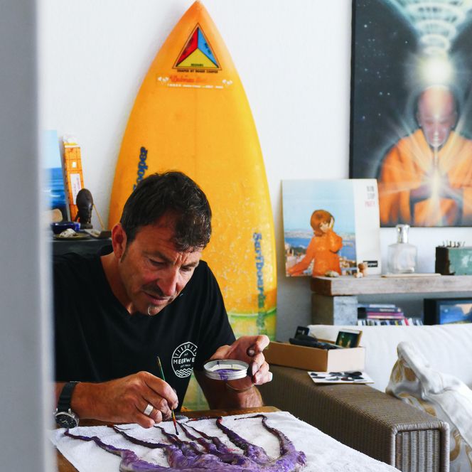 Ein Künstler kreiert ein Kunstwerk