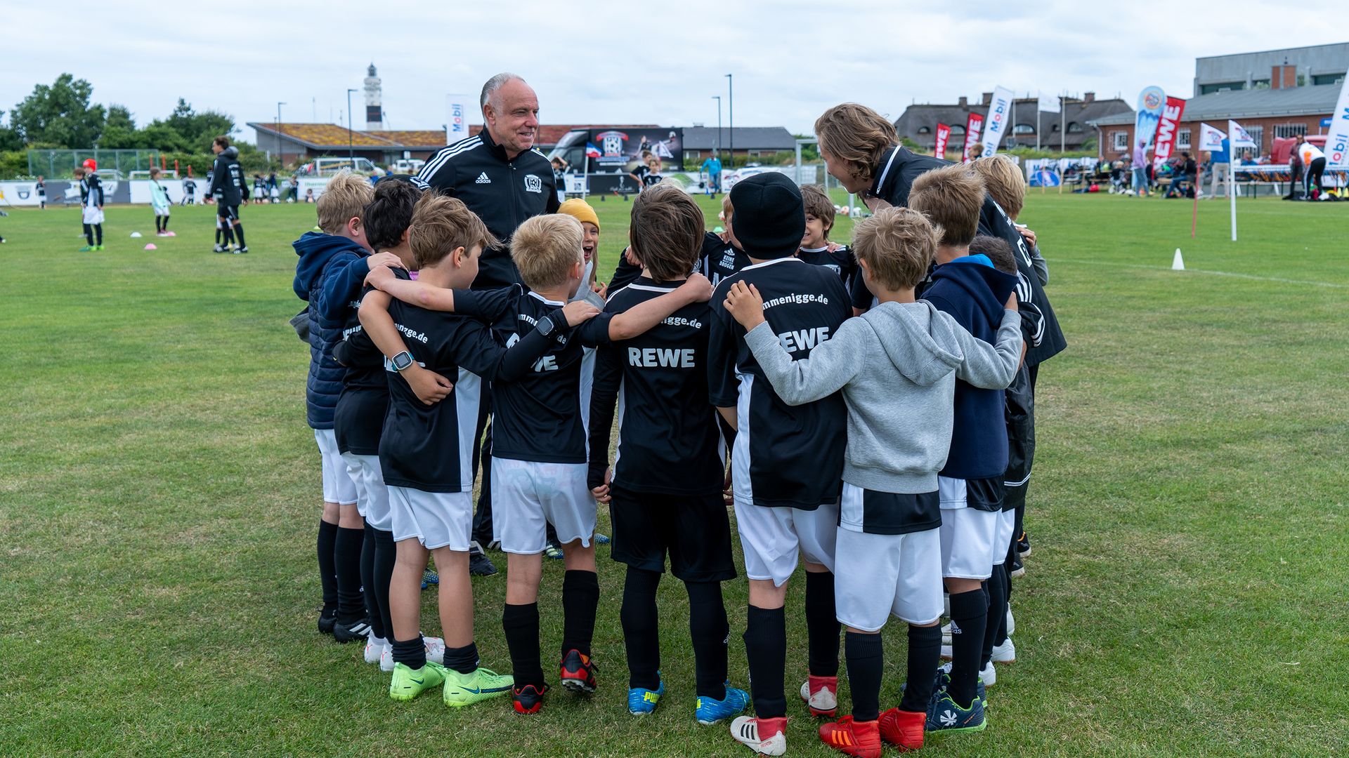 Kinder stehen im Kreis
