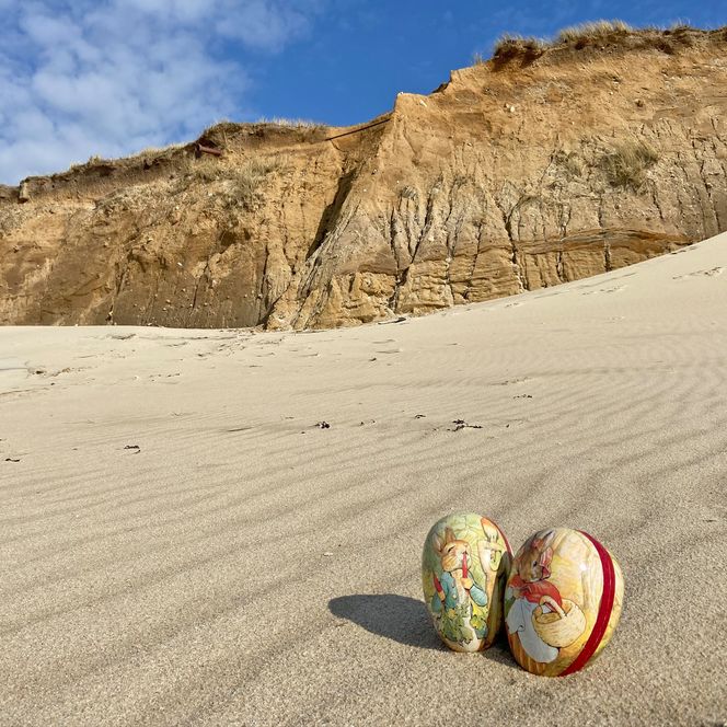 Zwei bemalte Ostereier im Sand vor dem Roten Kliff auf Sylt