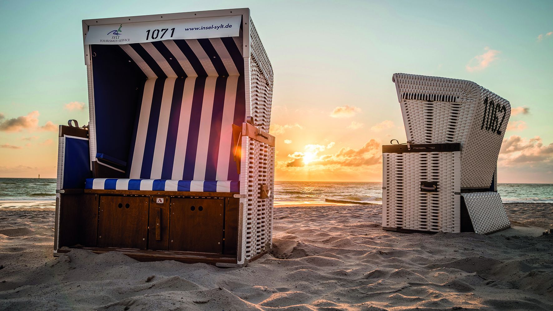 Geöffneter Strandkorb bei Sonnenuntergang am Sylter Strand