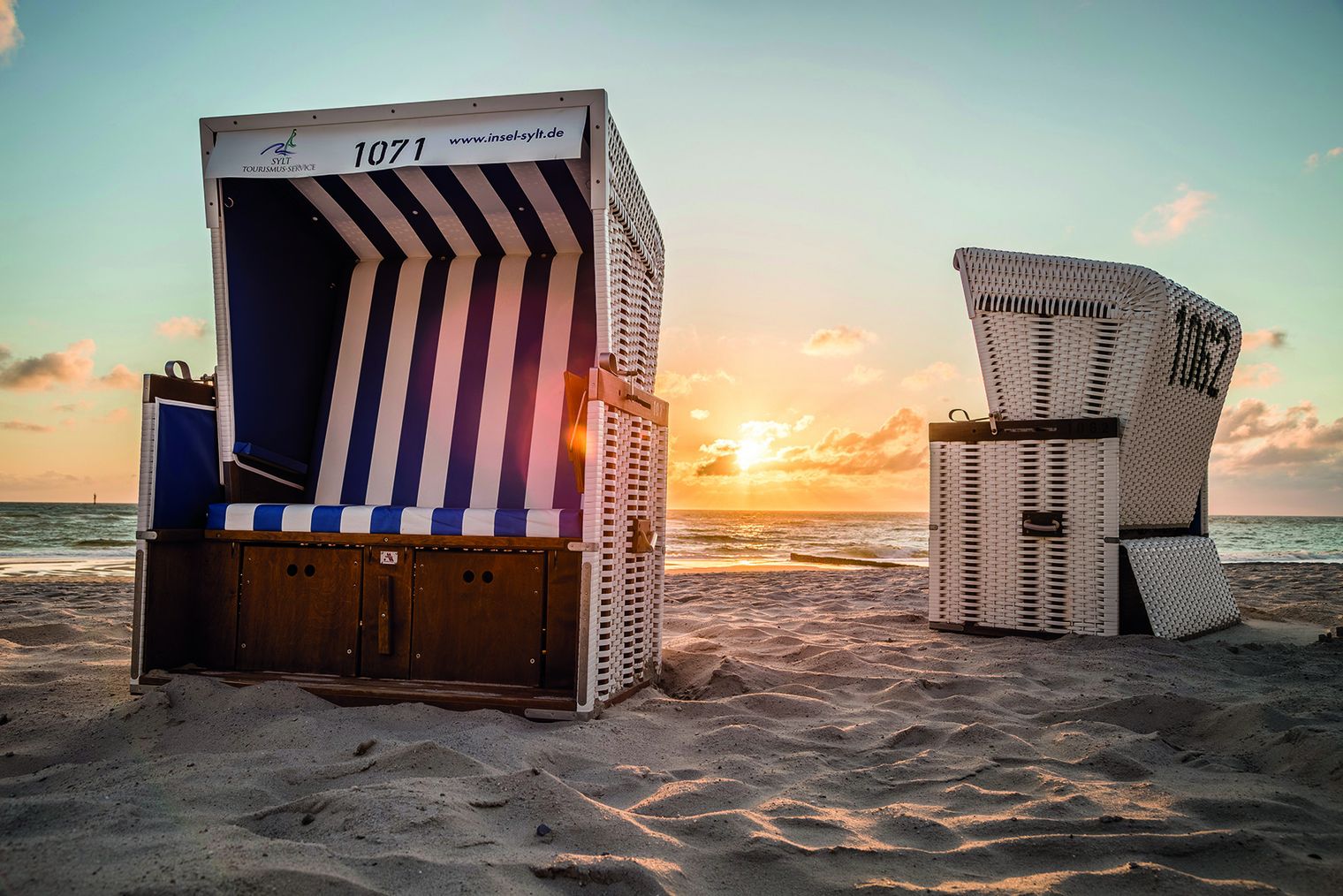 Geöffneter Strandkorb bei Sonnenuntergang am Sylter Strand