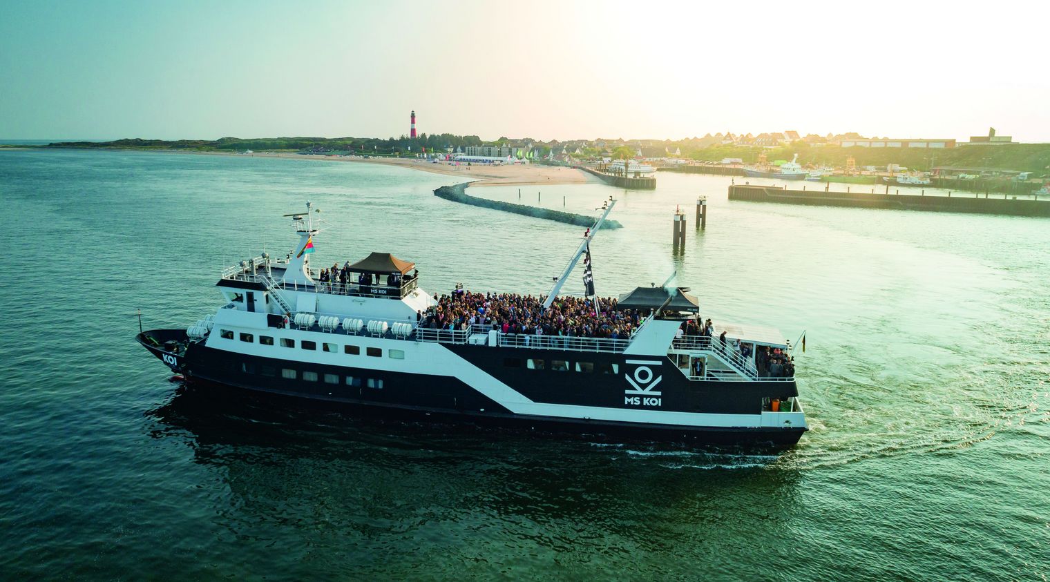 Die MS KOI mit vielen Menschen an Bord verlässt den Hafen von Hörnum, Sylt.