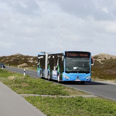  Der Bus der Buslinie 2 der SVG fährt Richtung Hörnum.
