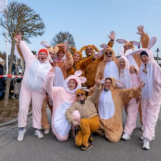 Gruppe in Hasenkostümen posiert fröhlich beim Kampener Ostereierlauf