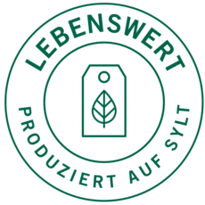 Grünes Logo mit Etikett und Blatt, Text: Lebenswert – Produziert auf Sylt