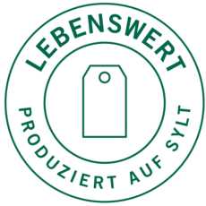 Grünes Logo mit Etikett, Text: Lebenswert – Produziert auf Sylt
