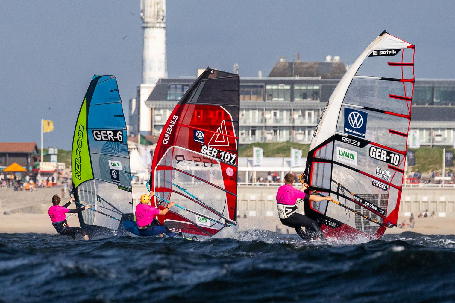 Windsurfer beim Rennen vor Strandpromenade Westerlands