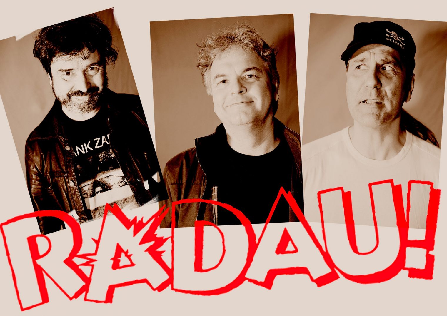 Drei Männer der Band RADAU! mit großem rotem Logo
